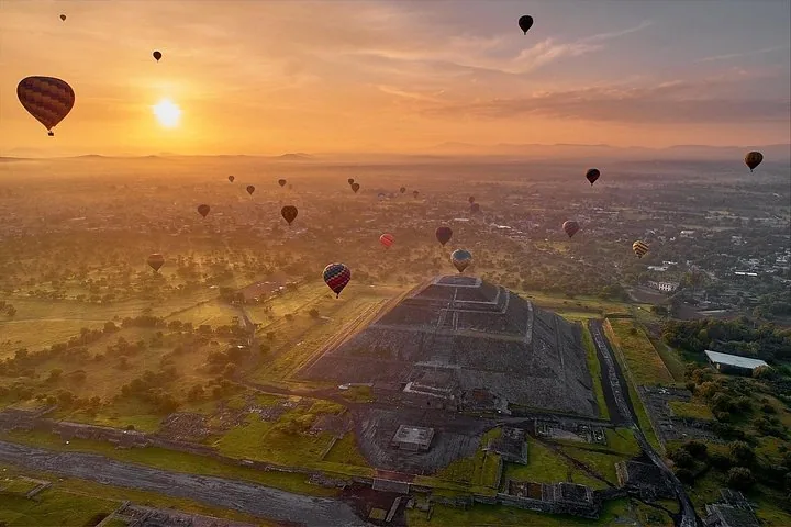 Hot Air Balloon Flight + Breakfast at La Gruta + Pick Up in CDMX or We Fly